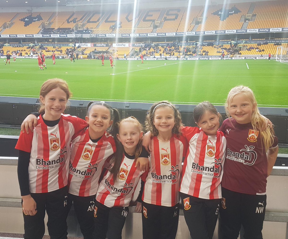 Had a brilliant evening at the @StourbridgeWFC vs @WolvesWomen County Cup final. 

Well done Glassgirls for a great performance 👏 Our U8's loved being mascots.

Thank you to @Glovesyy for grabbing @tammigeorgeee for us, you made 2 little girls very happy!

#HerGameToo #gkunion