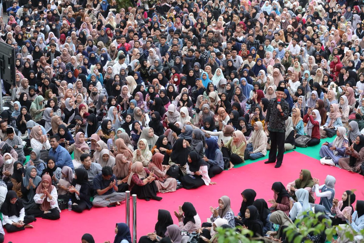 ganjarpranowo's tweet photo. Merawat kebhinekaan adalah tugas kita bersama. Semua elemen bangsa. 

Tapi anak-anak muda lah nanti yang akan memagang peran besar kemana membawa bangsa ini di masa depan.

Itulah yang saya sampaikan pada temen-temen di UIN Gus Dur Pekalongan. Spirit untuk memegang teguh nilai-nilai kebangsaan dan menumbuhkan pekerti luhur harus selalu ada.

Dan seperti yang Gus Dur pernah katakan. Bahwa jika kita ingin membuat perubahan, kita harus yakin ada di jalan yang benar. Maka, keyakinan adalah modal besar.

Yakin bahwa bangsa kita besar dan mampu membawa perubahan.