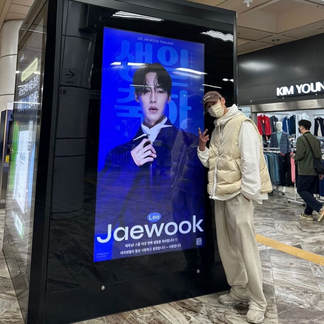 น่ารักซะเหมออ เดินไปถ่ายกะป้ายที่บ้านแต่ละประเทศทำให้ คนดีที่หนึ่งเลยยย 🫶💞

ดีใจที่ได้เป็นส่วนหนึ่งของโปรเจคนะคะ 
Cr. thank to <a href="/LeeJaeWook_TH/">Lee Jae Wook Thailand</a> ขอบคุณทุกครั้งที่ช่วยประสานงานให้ 🙏 ตั้งแต่truck ครั้งก่อน งานมีต วันเกิดแจอุค 
Next station : รอทรัคกอง RL แว้วว 
#HappyJaewookDay