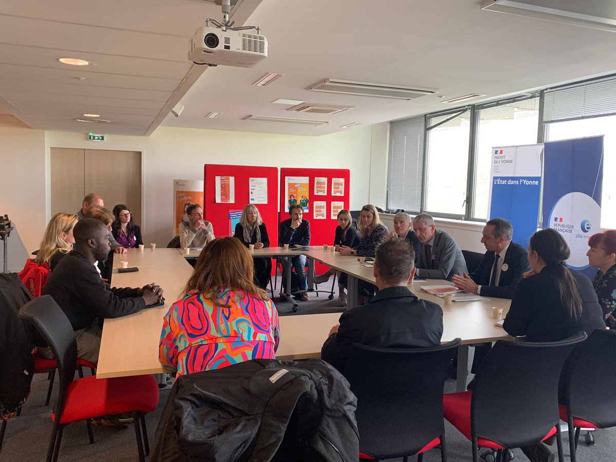 Ce matin, #PôleEmploiAuxerre et la Missions locale de l' Auxerrois, fêtions, avec Monsieur JAM, Préfet de l'Yonne et <a href="/YvesHutin/">Yves Hutin</a>, les 1 ans du Contrat Engagement jeune. Dispositif spécifique pour les jeunes de moins de 26 ans, en rechercher d'un emploi durable.
<a href="/Prefet89/">Préfet de l'Yonne 🇨🇵🇪🇺</a>
#CEJ