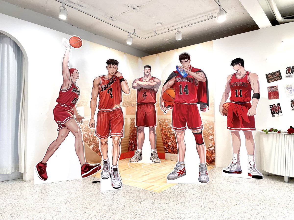 𝐒𝐇𝐎𝐇𝐎𝐊𝐔 : 𝐑𝐎𝐒𝐄 𝐃𝐀𝐘

-ˋˏ 등신대 포토존 공개 ˎˊ- 

열심히 준비 중인 카페 내부 공간 일부 공개합니다. 모든 등신대는 멤버들의 실제 키와 동일하게 제작되었습니다.