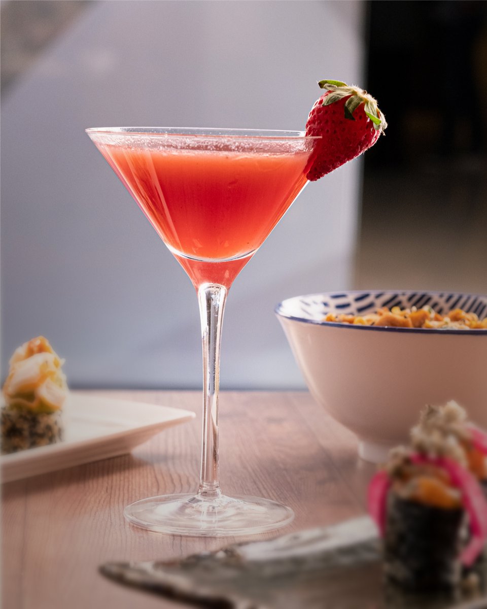Sushi21Sbd's tweet photo. Imagina’t tastar aquest daiquiri de maduixa a la nostra terrassa aquesta nit… 🌙
… Deixa de somiar i comença a fer-ho realitat! 😍
Vine a donar la benvinguda al cap de setmana amb la nostra carta de còctels i la nostra promoció de la segona copa al 50%! 🍸 https://t.co/T4g4UKOcP2