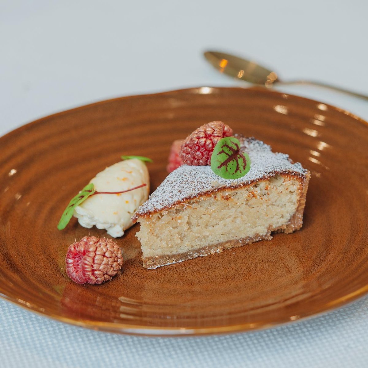 Rustic Brown Swirl Plate 🍰

Pictures from the 41 Portland Place Wedding Showcase✨

See our latest Instagram post for full photo credit information 

#cateringequipment #catering #hire #supplier  #londonwedding #weddingphotography #wedding