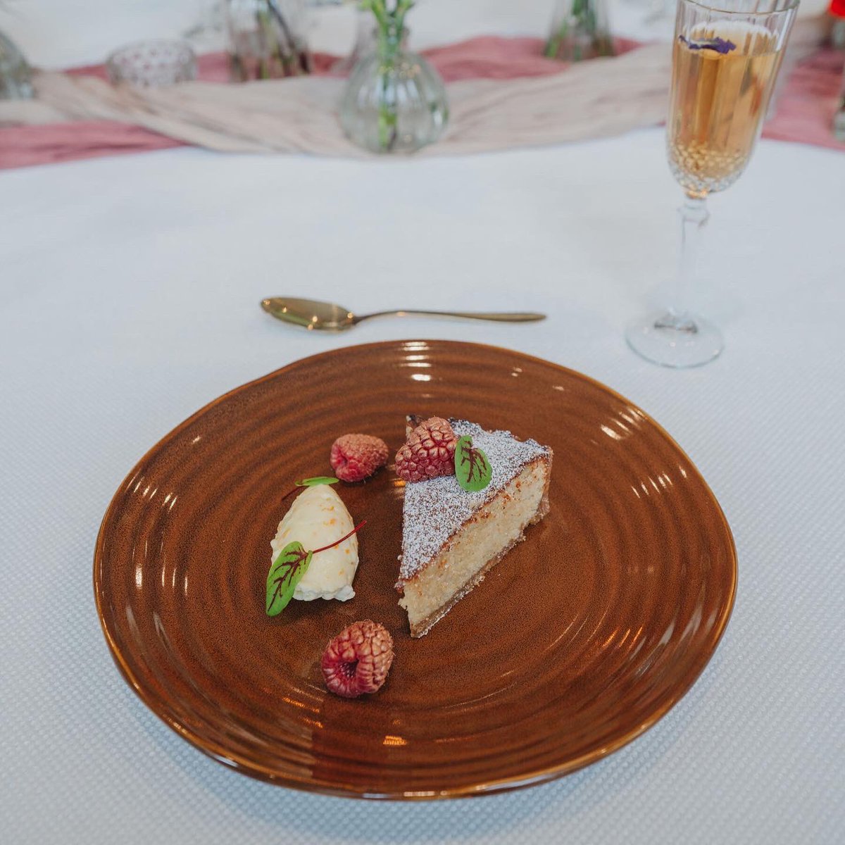 WDT_London's tweet photo. Rustic Brown Swirl Plate 🍰

Pictures from the 41 Portland Place Wedding Showcase✨ 
See our latest Instagram post for full photo credit information 
 #cateringequipment #catering #hire #supplier  #londonwedding #weddingphotography #wedding https://t.co/IFVVvViJWx