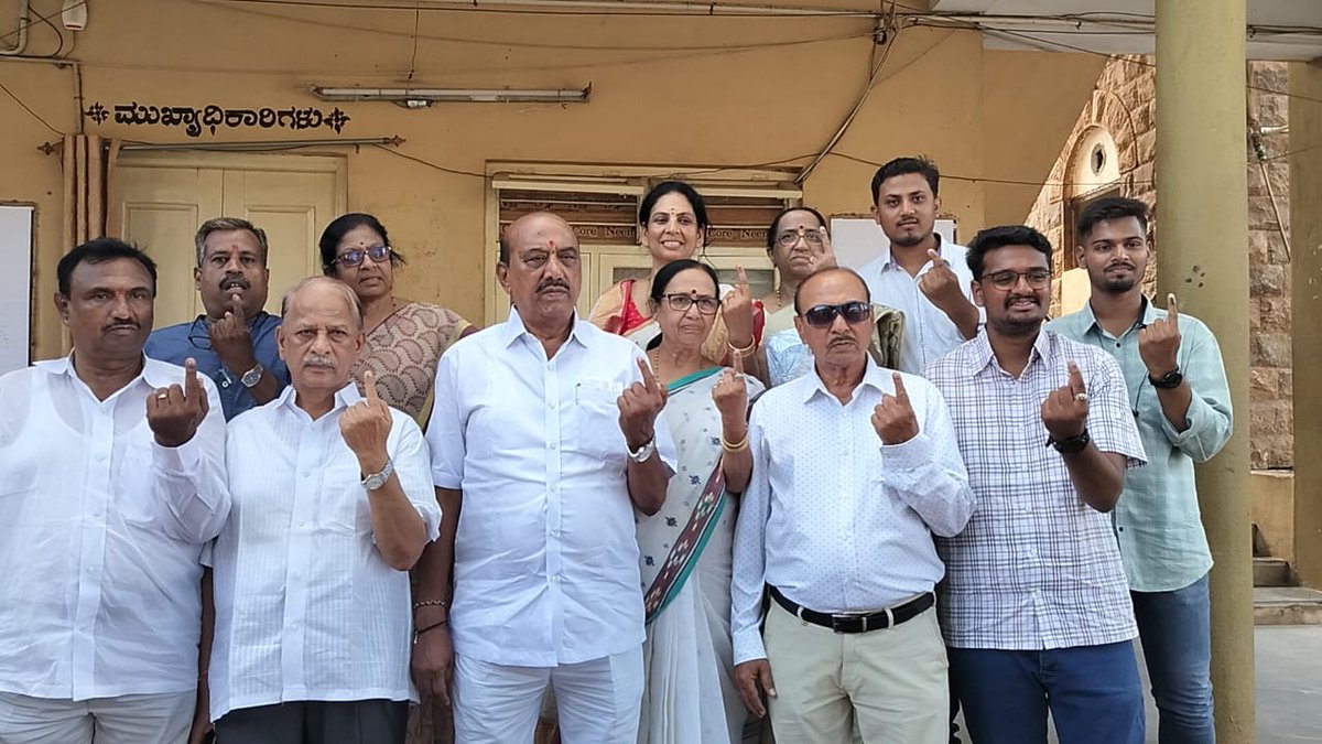 ashokapattan's tweet photo. ರಾಮದುರ್ಗ ಪಟ್ಟಣದ ಪುರಸಭೆ ಕಾರ್ಯಾಲಯ ಬಲಭಾಗದ ಮತಗಟ್ಟೆ ಸಂಖ್ಯೆ 167 ರಲ್ಲಿ ಸಹ ಕುಡುಂಬದೊಡನೆ ಮತದಾನ ಮಾಡಿದೆನು 

"ನಮ್ಮ ಹಿರಿಯರ ದೂರದೃಷ್ಟಿಯಿಂದ ಪ್ರಜಾಸತ್ತೆ ರಚನೆಯಾಗಿದ್ದು ಇದು ವಿಶ್ವಕ್ಕೆ ಮಾದರಿಯಾಗಿದೆ.

ಇದರ ಫಲಾನುಭವಿಗಳಾದ ನಾವು ಗೌರವದಿಂದ ಕಾಣಲು ತಪ್ಪದೇ ತಮ್ಮೆಲ್ಲರ ಮತಚಲಾವಣೆ ಬಹಳ ಮುಖ್ಯ". 
ಬನ್ನಿ ಮತದಾನದಲ್ಲಿ ಪಾಲ್ಗೊಳ್ಳೊಣ. https://t.co/91vPjopUZ1