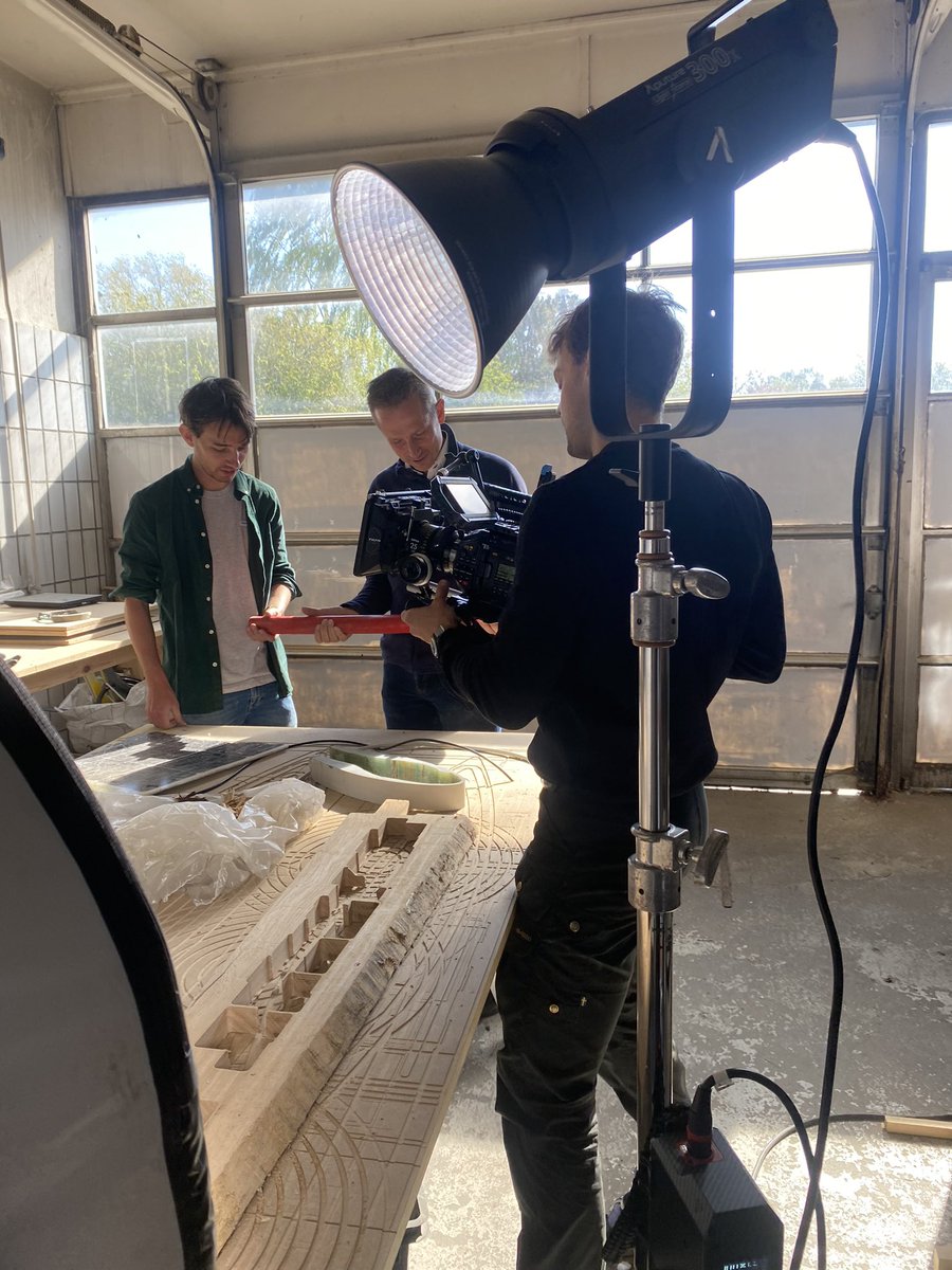 Er kommet i en slags TV-køkken🎬Vi samler den grønne værdikæde i statuetten af vores nye Green Power Pris. Bogstavelig talt. Glæd dig til vores #Topmøde2023, hvor vi finder vinderen af den første Green Power Pris #dkgreen