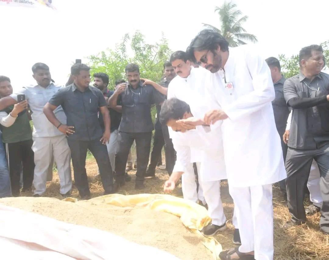 YSJaganTrends's tweet image. కూలింగ్ గ్లాసెస్ పెట్టుకొని తడిచిన వడ్లను పరిశీలిస్తున్న @PawanKalyan 🙏🤦‍♂️

Your comments on this Actor Photoshoot .. ?