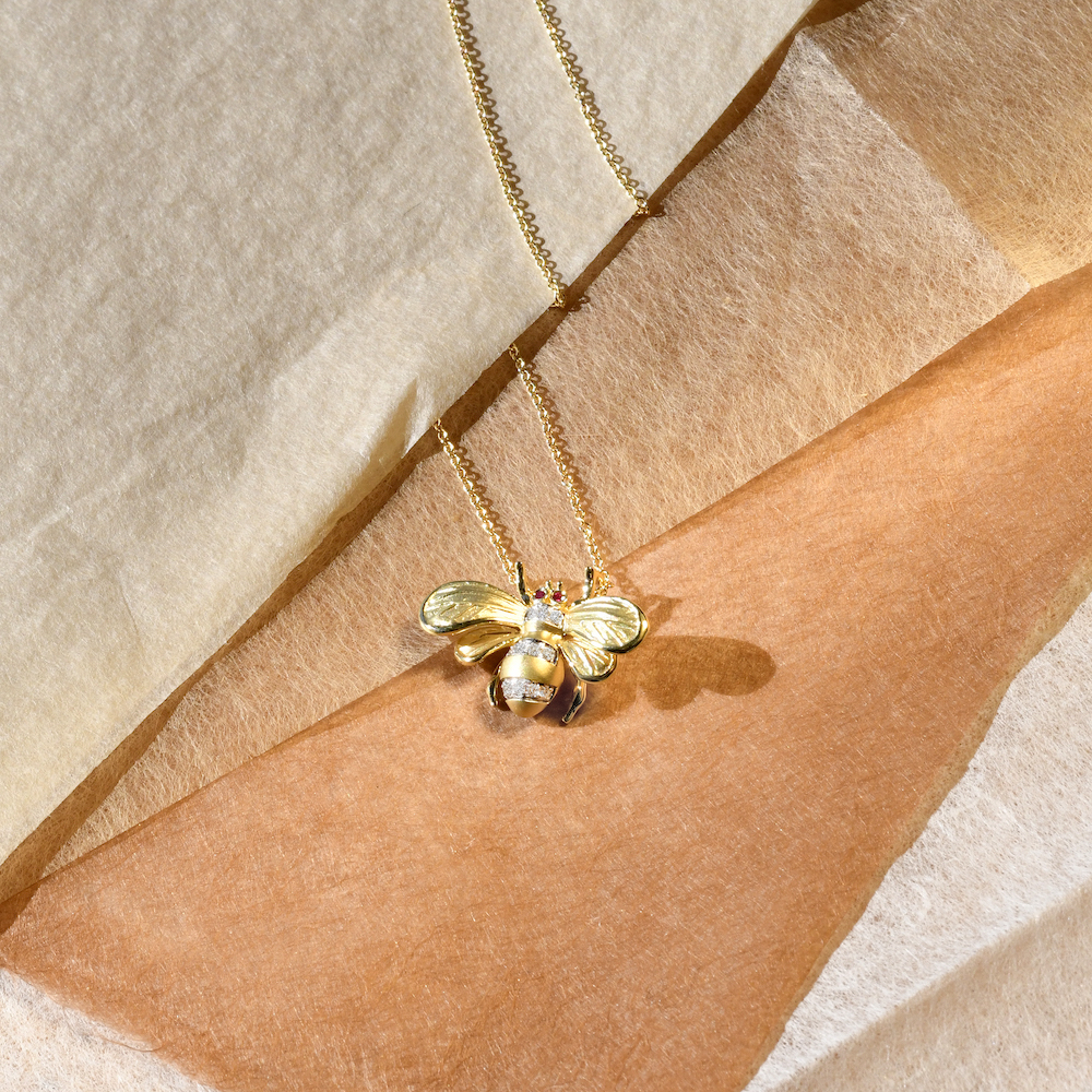Buzzing with beauty! This unique bee pendant necklace in 18k gold with stunning diamonds is the perfect accessory for spring. 🌸 🐝 Let this little bee remind you always to work hard and chase your dreams.

#LeeReadDiamonds #SimonGJewelry #SimonG #BeeNecklace #DiamondJewelry