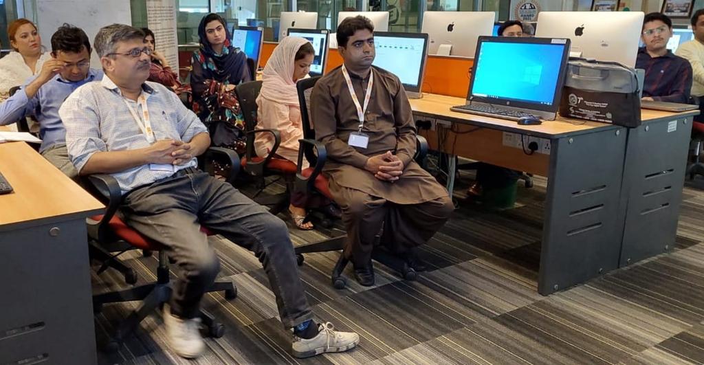 CEJatIBA's tweet photo. Deputy Director of Sindh Bureau of Statistics Muhammad Kazim Jafri explains identifying anomalies in voters' data during a workshop on 'Election Reporting and Essentials of Fact-Checking Procedures'.
#atcej #electionreporting https://t.co/1owiX8g1Ld