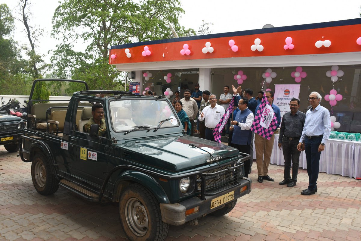 ioclmp's tweet image. ED I/c (RS S-W) and ED Madhya Pradesh visited Godspeed retail outlet at Bandhavgarh felicitated Gypsy driver and urged them to use #XP95 which gives better mileage, pickup and low maintenance of the engine.