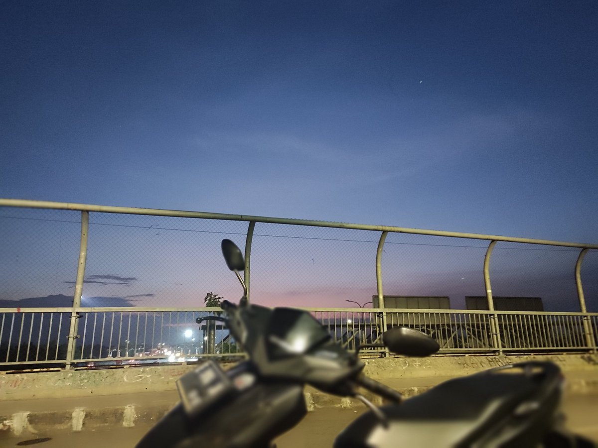 Senja di batas kota..