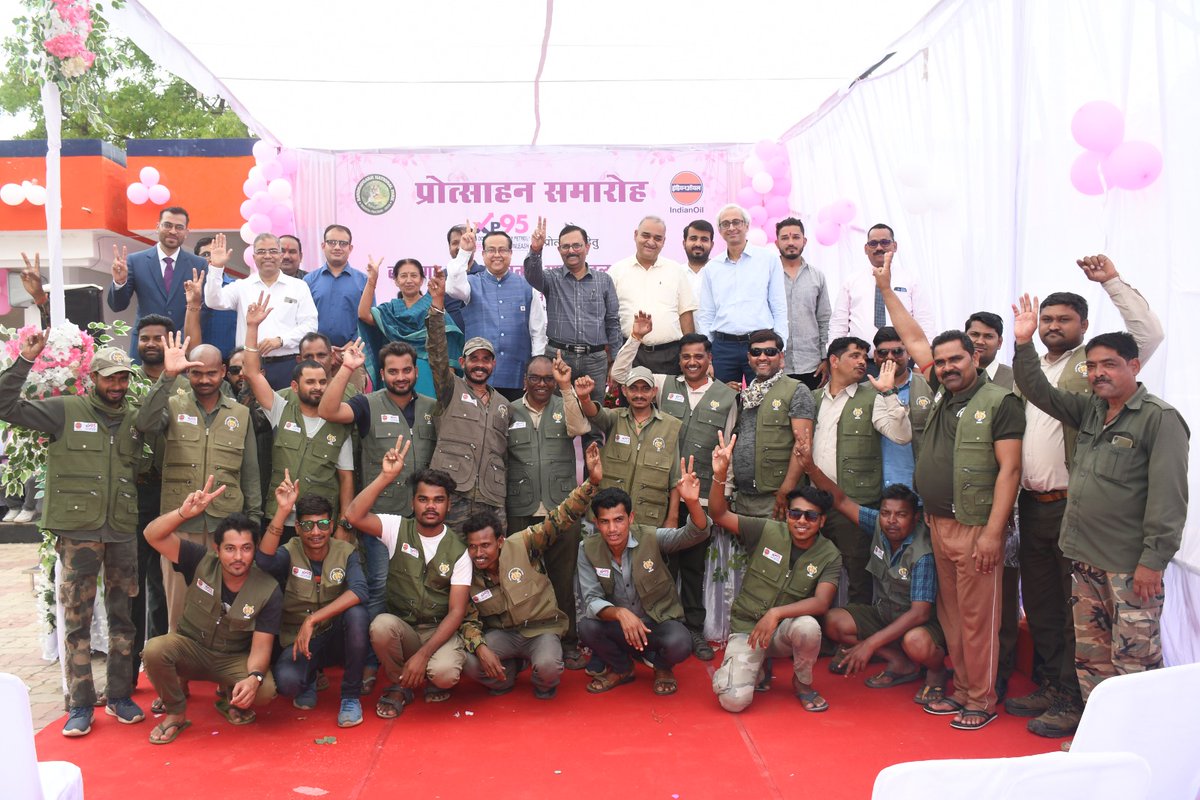 ioclmp's tweet image. ED I/c (RS S-W) and ED Madhya Pradesh visited Godspeed retail outlet at Bandhavgarh felicitated Gypsy driver and urged them to use #XP95 which gives better mileage, pickup and low maintenance of the engine.