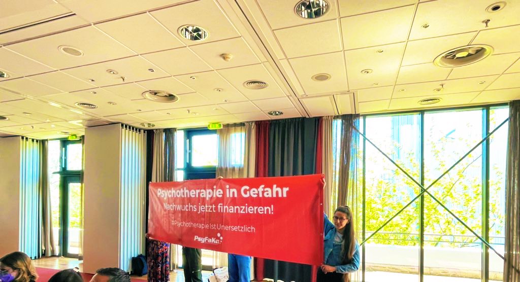Der Nachwuchs rockt! Starker Einsatz der <a href="/psyfako/">PsyFaKo</a> beim @DPK_2023, um für eine Finanzierung der neuen #Psychotherapie-Weiterbildung zu kämpfen. <a href="/Karl_Lauterbach/">Prof. Karl Lauterbach</a> hat es hier nochmal persönlich gehört: #PsychotherapieIstUnersetzlich

Zur Petition: 

epetitionen.bundestag.de/petitionen/_20…