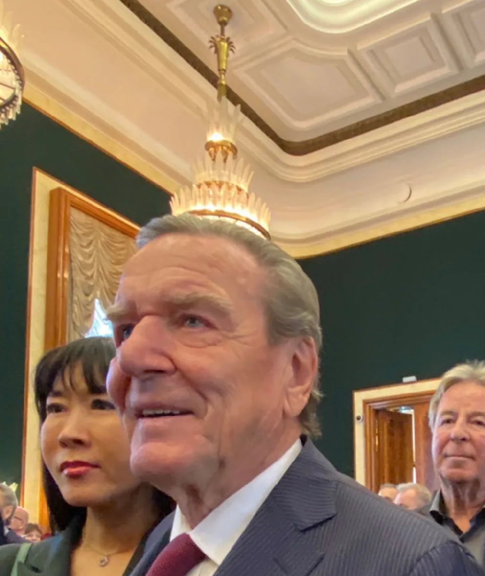 A cheerful Gerhard Schröder with his wife celebrating 9 May on Putin's terms at Russian Embassy in Berlin alongside German extreme right leaders.
bild.de/politik/inland…