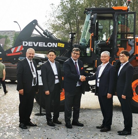 ASKO Holding’in Develon lansmanı Antalya’da gerçekleştirildi!

Haberi sitemizde okumak için;
bit.ly/3NTNj9t

#develon #askoholding #hdhyundai #Korea #constructionequipment #makina #construction #insaat #mining #contractor #excavator #antalya #Turkiye