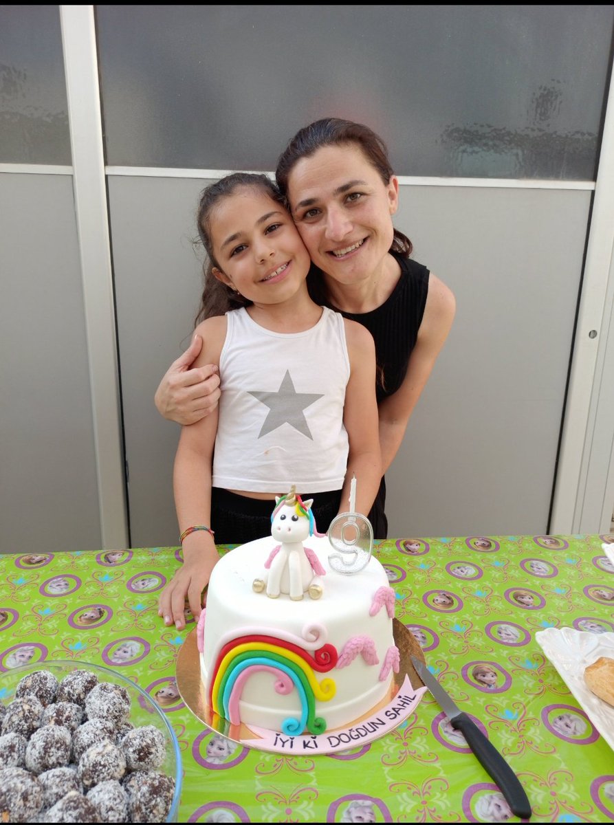 Burcuyuce94's tweet photo. Kötü bir şey olduğunda:"Keşke onun değil benim başıma gelseydi."dediğin tek kişi evlattır. Şimdi bu fotoğrafa iyi bakın.Siz bir annenin yaşama sevincini çaldınız.Siz bir anneyi keşkelerle bıraktınız.Sebep olanlar gün yüzü görmesin. #isiasortakdavamız https://t.co/65ohxvTIfq