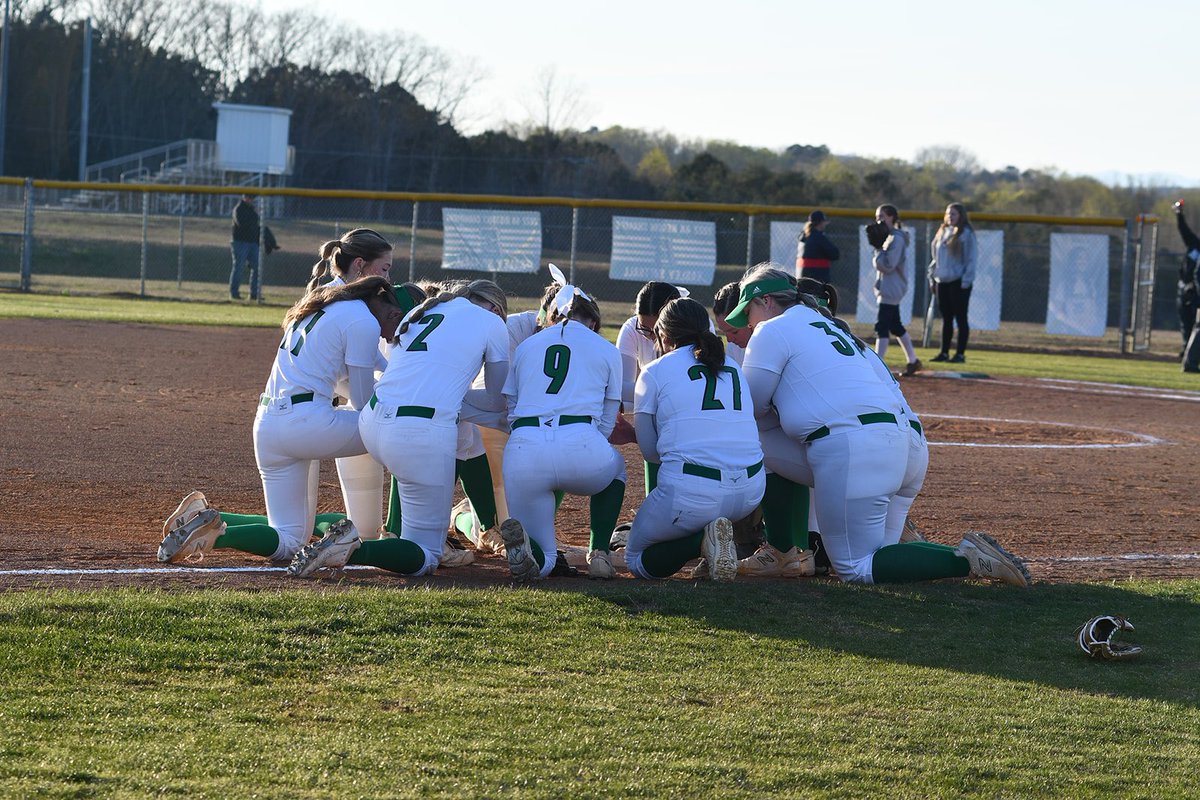 CoraLevy11's tweet photo. Hate to see this season come to an end!! So proud of @EasleySoftball for never giving up and pushing hard until the very end!! Forever thankful for this team and the memories we have together!!! @CarolinaEliteD @GWUSoftball https://t.co/3OF0Zwztrw