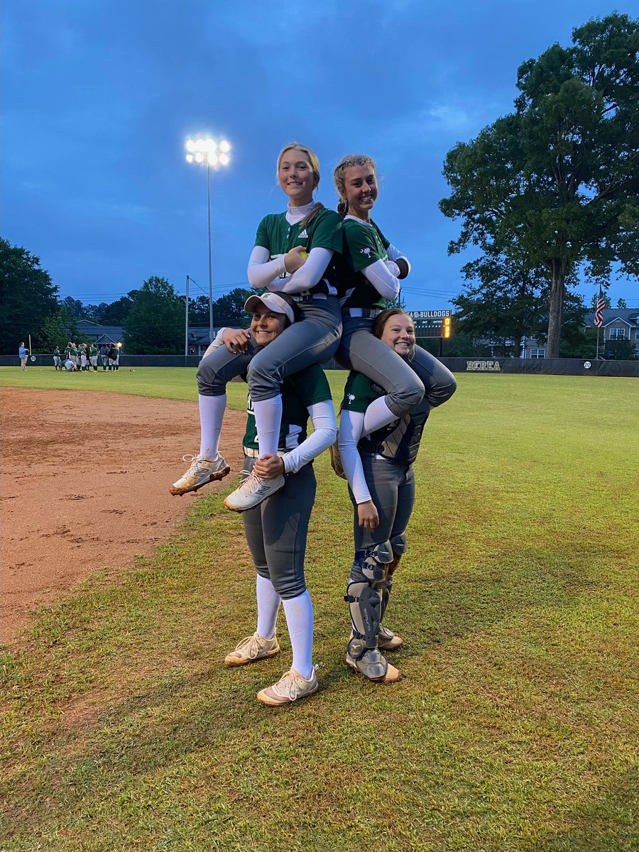 CoraLevy11's tweet photo. Hate to see this season come to an end!! So proud of @EasleySoftball for never giving up and pushing hard until the very end!! Forever thankful for this team and the memories we have together!!! @CarolinaEliteD @GWUSoftball https://t.co/3OF0Zwztrw