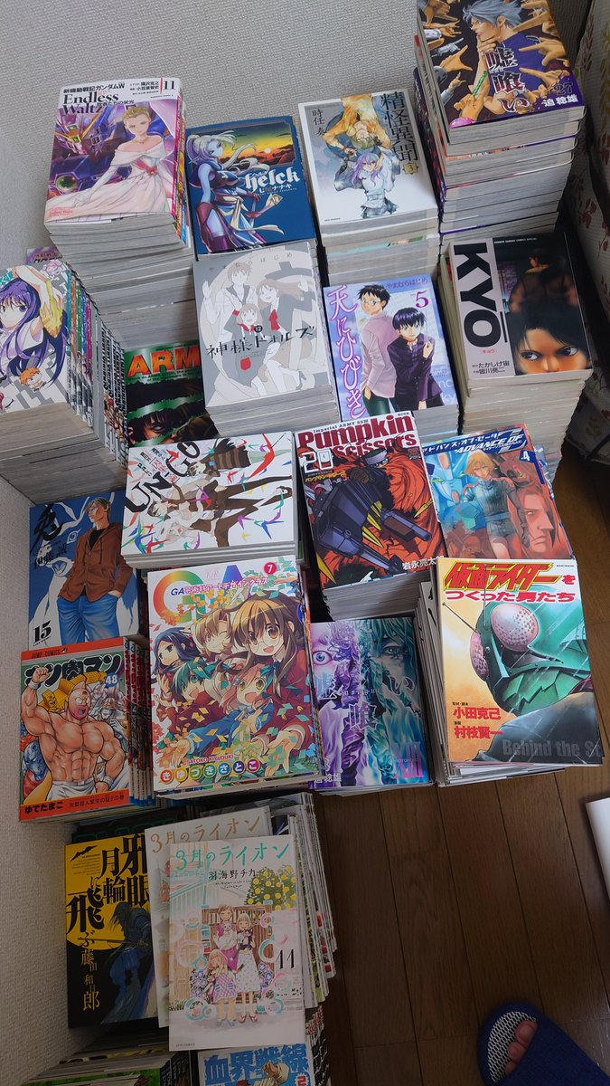higensan's tweet photo. GWから進めていた前回の引っ越した時のダンボールに入れたまま＆使ってない部屋に山積みになってるコミック、DVD、CD、ラノベ、ゲームの断捨離の線引ほぼ終了
今回バッサリいくことにしたからまだ数えてないけどマンガだけでも1000冊余裕で超えそうで震える😇
DVDとか未開封が結構あって管理適当すぎた https://t.co/RHZaMBuBUM