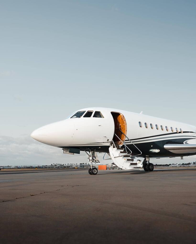 Falcon 2000EX, signing on instagr.am/p/CsEcxUBR3Y-/