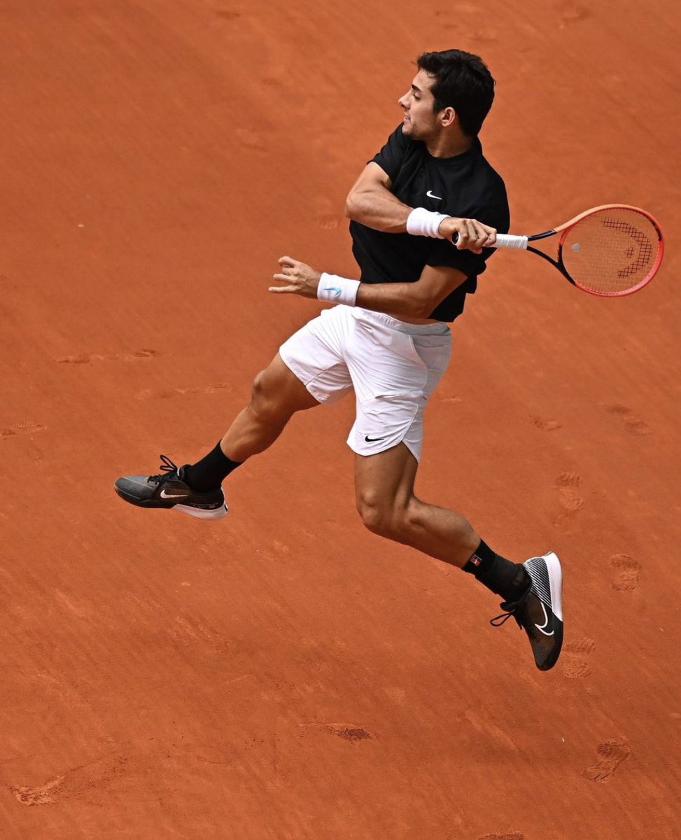 TeamChile_COCH's tweet photo. ¡TRIUNFO LUCHADO! 👊🏻

Christian Garín 🇨🇱 accedió a la segunda ronda del Masters 1000 de Roma 🇮🇹, luego de doblegar a Pedro Cachín 🇦🇷 por 6-4, 3-6 y 7-6 (5).

#VamosTeamChile 🇨🇱 https://t.co/ZZeLCM1LO5
