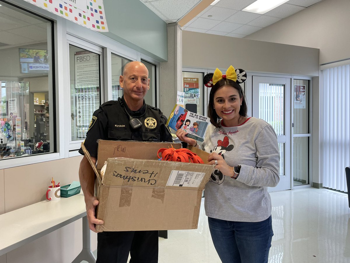 MelisHubbard1's tweet photo. Thank you #ACHIEVEFortBendCounty for providing books for 1st graders to read for summer and thanks to @FortBendPct1 @fortbendpct4 for the deliveries! https://t.co/D6mQkGo2Ve