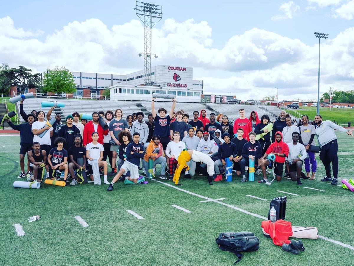 pb_2foundation's tweet image. Our Wellness Wednesday Yoga Series with @ColerainFtball provided mental and physical benefits to enhance well-being! Special thanks Brandi Bee you are amazing 🧘🏿‍♂️🧘🏈💚

 #PresForward #WellnessWednesday #Namaste #StudentAthletes #Mindfulness #Meditation