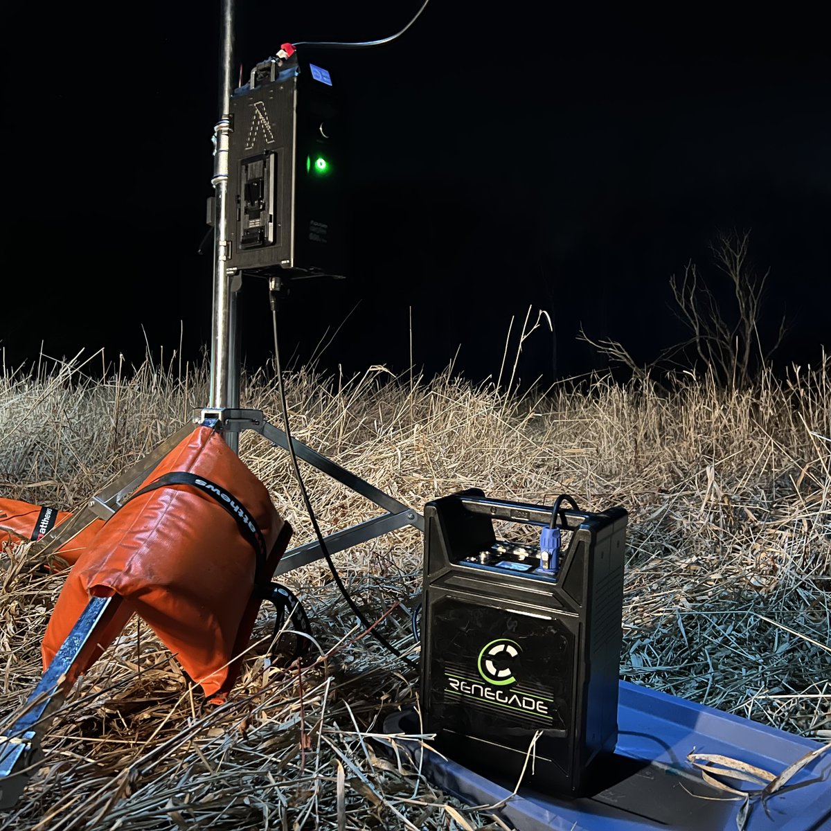 coreswx's tweet photo. The Renegade is now shipping &amp; you can still get it at its introductory price of $1,999 until May 31st. It is 777wh with 15v, 28v, &amp; 48v outputs &amp; a charge time of just 3.5 hours! Here it is #onset powering an @AputureLighting  600d.
https://t.co/7kZu5nJH3o #coreswx #aputure https://t.co/WQgKmH4a9k