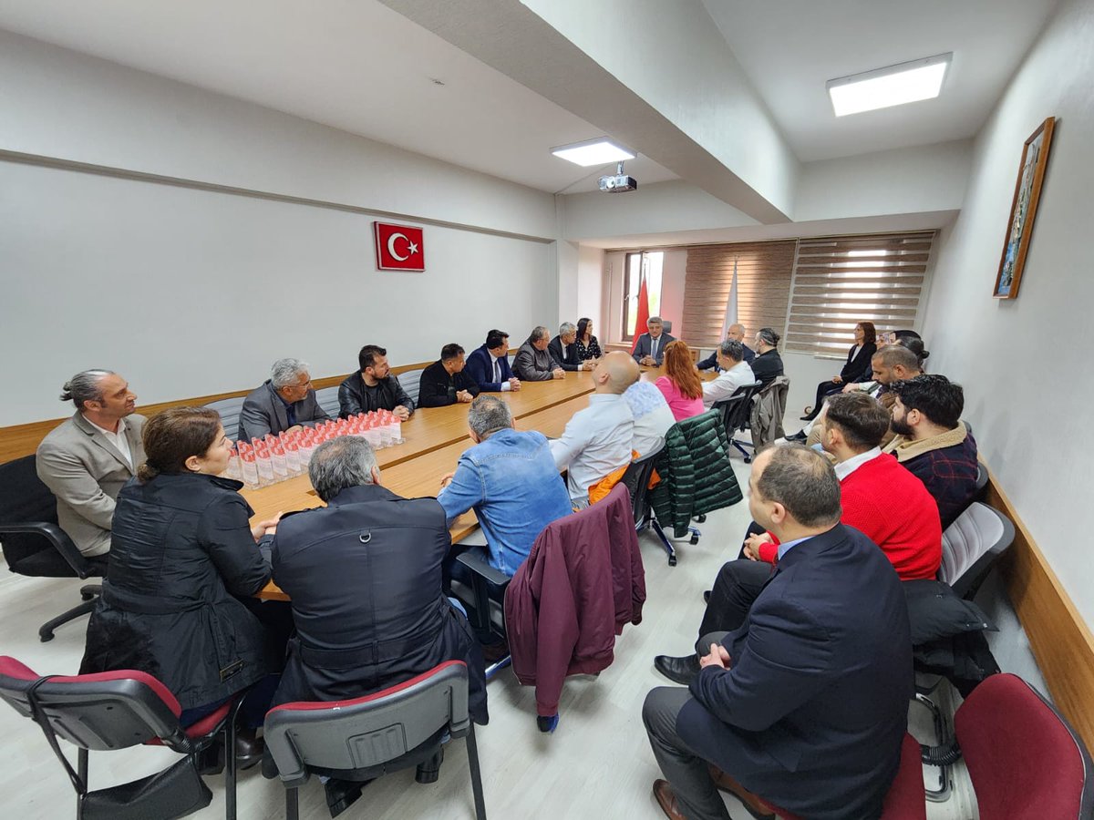 SamsunMemAkub's tweet photo. Bakanımız Sayın Mahmut Özer tarafından 6 Şubat Kahramanmaraş merkezli depremlerde özveriyle çalışan @SamsunMemAkub ekibimize hazırlanan plaketler, İl Milli Eğitim Müdürümüz @muratagar60 takdim etmiştir.@mebakub @meb_dhgm @OzilLevent @ozkan_meb @mebakub @csula1 @SamsunMEM_ISGB https://t.co/uc34i4llol