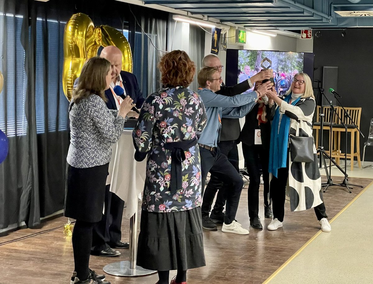 RiikkaMYliSuomu's tweet photo. Vuoden Skills Toimija on #AMEO-verkosto. Erityisoppilaitokset ovat tehneet upeaa työtä #Taitaja-toiminnan hyväksi.

@Keuda_Ammattiin onnittelee @AoSpesia @Livesaatio @KiipulaAO @Luovi_fi Optima ja Aitoo

#erityisoppilaitos #ammatillinenkoulutus https://t.co/kzbvU3fhjr