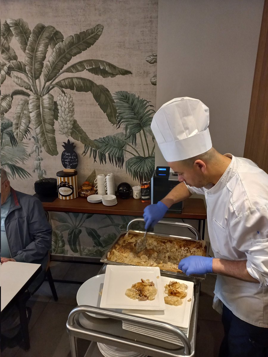 Un déjeuner comme à la maison : poulet rôti à partager avec sa sauce paysanne, accompagné de gratin de pommes de terre. C'est simple et efficace, et tellement bon. Le club des épicuriens de <a href="/SenSaintMande/">les Jardins d'Arcadie de Saint-Mandé</a> s'agrandit. Merci à notre chef <a href="/restalliance/">Restalliance</a> .