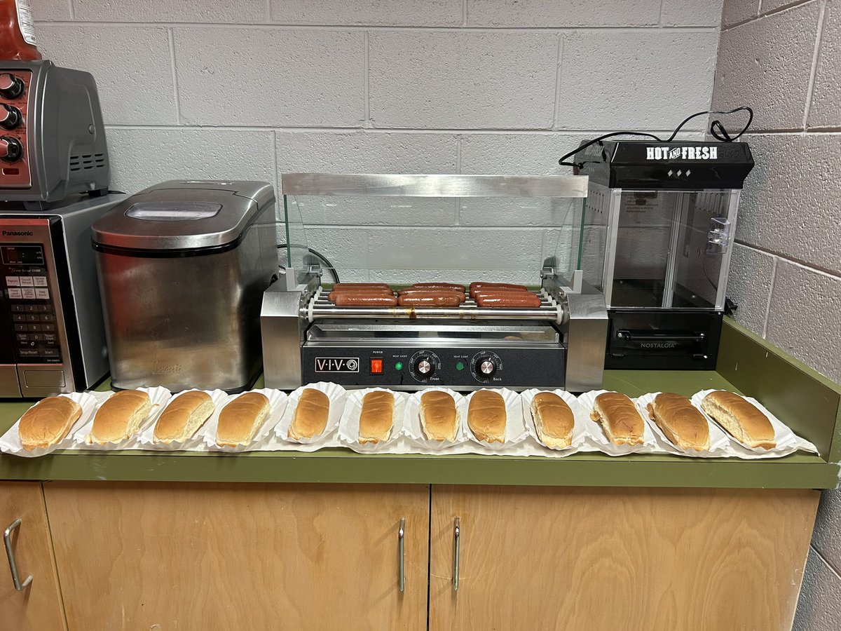 Final Hotdog Wednesday for the 2022-2023 school year!!!! 🌭 🌭
<a href="/jdlambert3/">jd lambert</a> last hotdog Wednesday.  Maybe <a href="/JDsRadio1/">JD's Radio</a> will make an appearance!!
@CHS_DrBrown