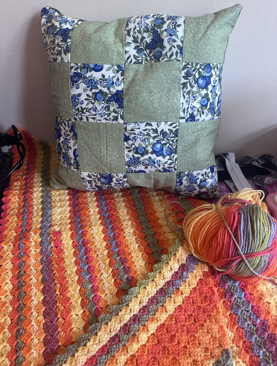 FixingWires's tweet photo. I made this pillow and I'm crocheting this thing that'll be something one day so here is that, show me yours! Also the pillow has a ZIP! I used a zipper foot! AND THE PILLOW IS FINISHED! Could I of picked a better photo? Yes, but I'm excited about it. #adhdtwitter #adhdmakers https://t.co/kO4lNi7s85