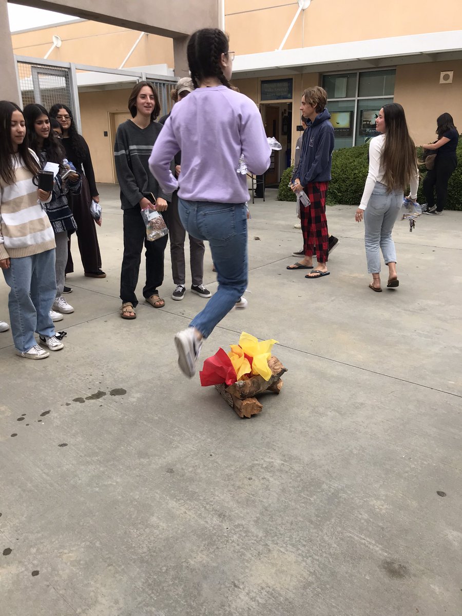 lasuperprofe78's tweet photo. Saltando la hoguera de San Juan para la suerte en el examen #apspanish https://t.co/hRu1f4AErD