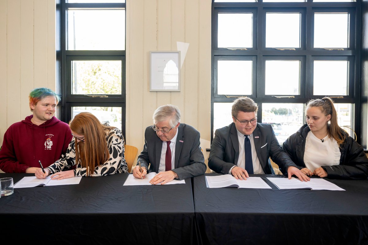 PrifWeinidog's tweet image. It was a pleasure to meet these incredible young people earlier to sign our declaration to transform care services for children and young people.

Our plans for reform have been developed with them and reflect their experience in the care system.

Diolch i chi gyd.