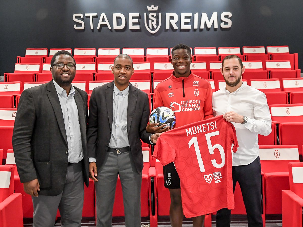 FIFA’s @GelsonFernandes and Solomon Mudege visited @StadeDeReims today to meet with 🇿🇼 @MarshallMunetsi, presenting him with a special letter, ball and shirt, on behalf of the FIFA President, Gianni Infantino.