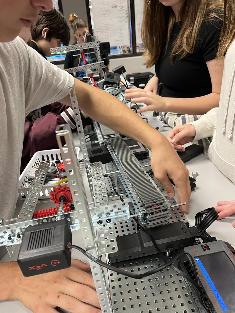 MVJHS_WEAVER's tweet photo. Workin’ that Assembly Line! #msdMVSTEM #coding #STEM @PLTWorg @VEXRobotics https://t.co/fxmmvvFwgp