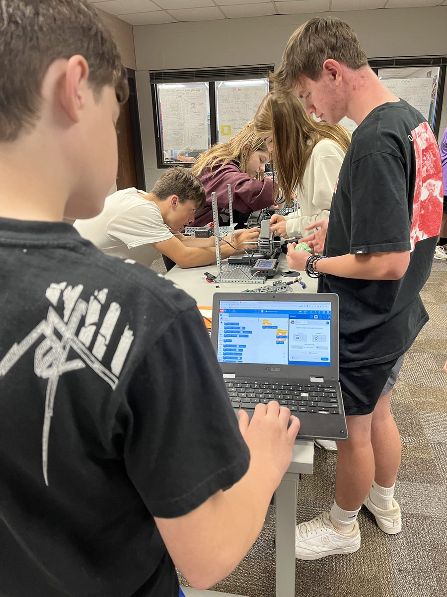 MVJHS_WEAVER's tweet photo. Workin’ that Assembly Line! #msdMVSTEM #coding #STEM @PLTWorg @VEXRobotics https://t.co/fxmmvvFwgp