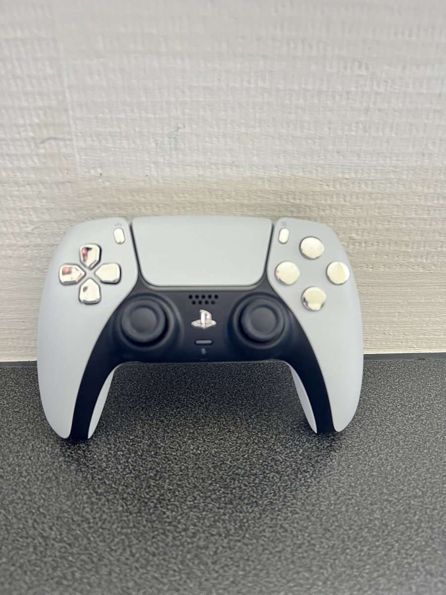 DarkControllers tweet media