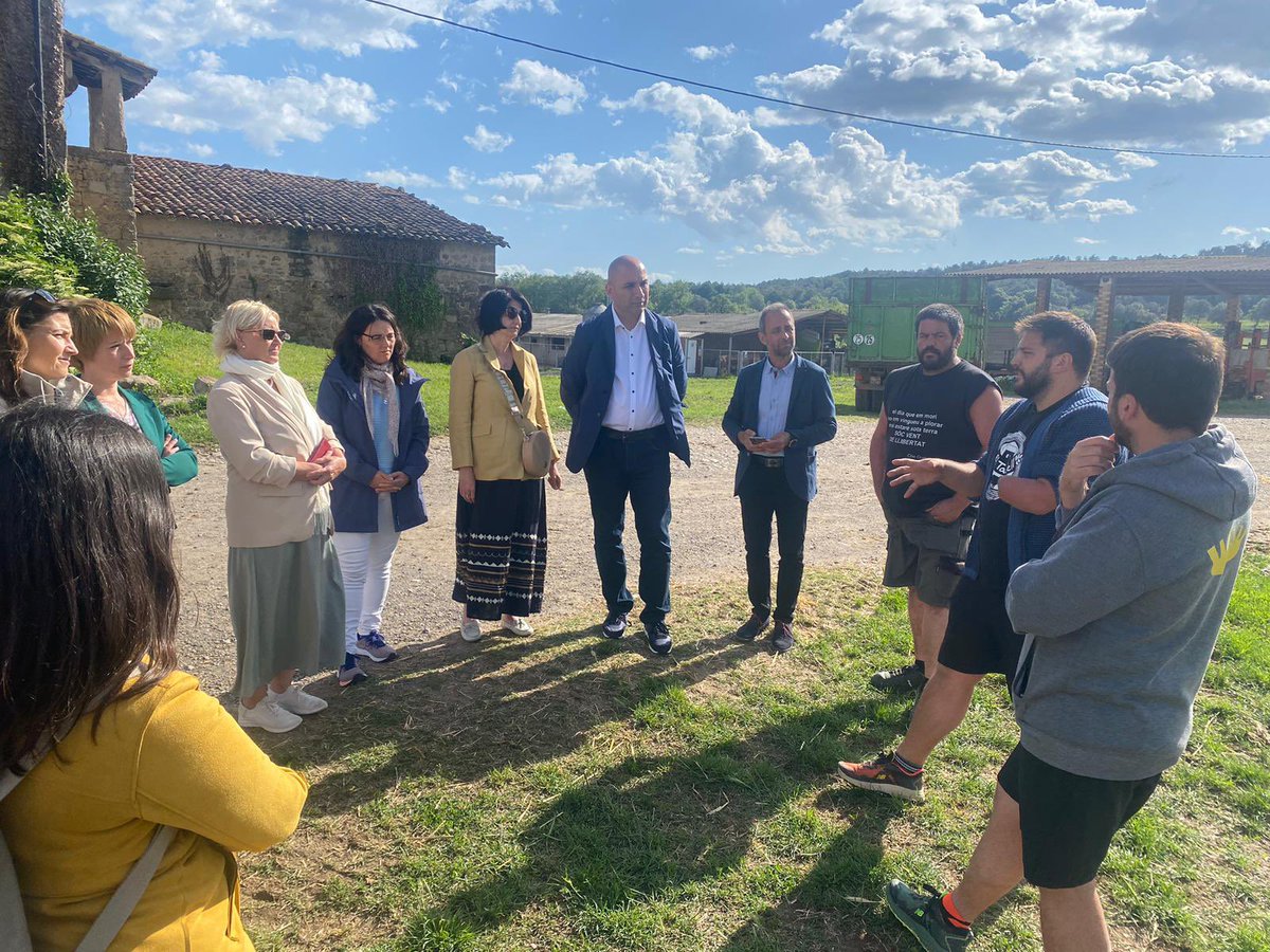 BenvingutsPages's tweet photo. 👨🏼🌾Visita al @Solerdenhug amb un grup jurat de la Candidatura de #Catalunya a ser World Region of Gatronomy 2025 👇
L’Abel, el Pep i l’@isaacperaire expliquen els seus reptes al davant d’una explotació #ramadera al @pratsdellucanes .🐮 https://t.co/AMJGVhuyiq