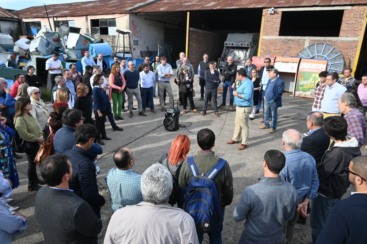 OliveraPdu's tweet photo. Una nueva Sede Universitaria está más cerca.Ayer recibimos en un día histórico al Rector de la @Udelaruy Rodrigo Arim y a todo el Concejo Directivo Central.Recorrimos el corralón donde se emplazará la nueva Sede y se presentó el anteproyecto. Un salto al futuro para nuestro depto https://t.co/y4KS729KWO