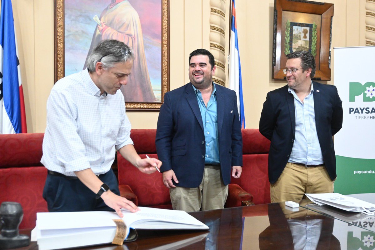 OliveraPdu's tweet photo. Una nueva Sede Universitaria está más cerca.Ayer recibimos en un día histórico al Rector de la @Udelaruy Rodrigo Arim y a todo el Concejo Directivo Central.Recorrimos el corralón donde se emplazará la nueva Sede y se presentó el anteproyecto. Un salto al futuro para nuestro depto https://t.co/y4KS729KWO