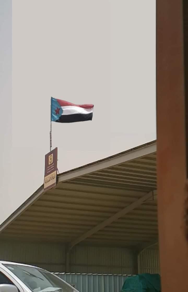 منفذ الوديعة يتبع محافظة حضرموت ومن حق أبناء حضرموت أن يديرونه ويحمونه بل ومن حقهم ملاحقة العصابات التي كانت تديره سابقا وتنهب موارده طوال السنوات الماضية .

طرد القوات التي تنهب الثروات وتأوي الإرهاب وتحمي عصابات التقطع وتهريب المخدرات والسلاح أصبح ضرورة وطنية تخدم الاستقرار