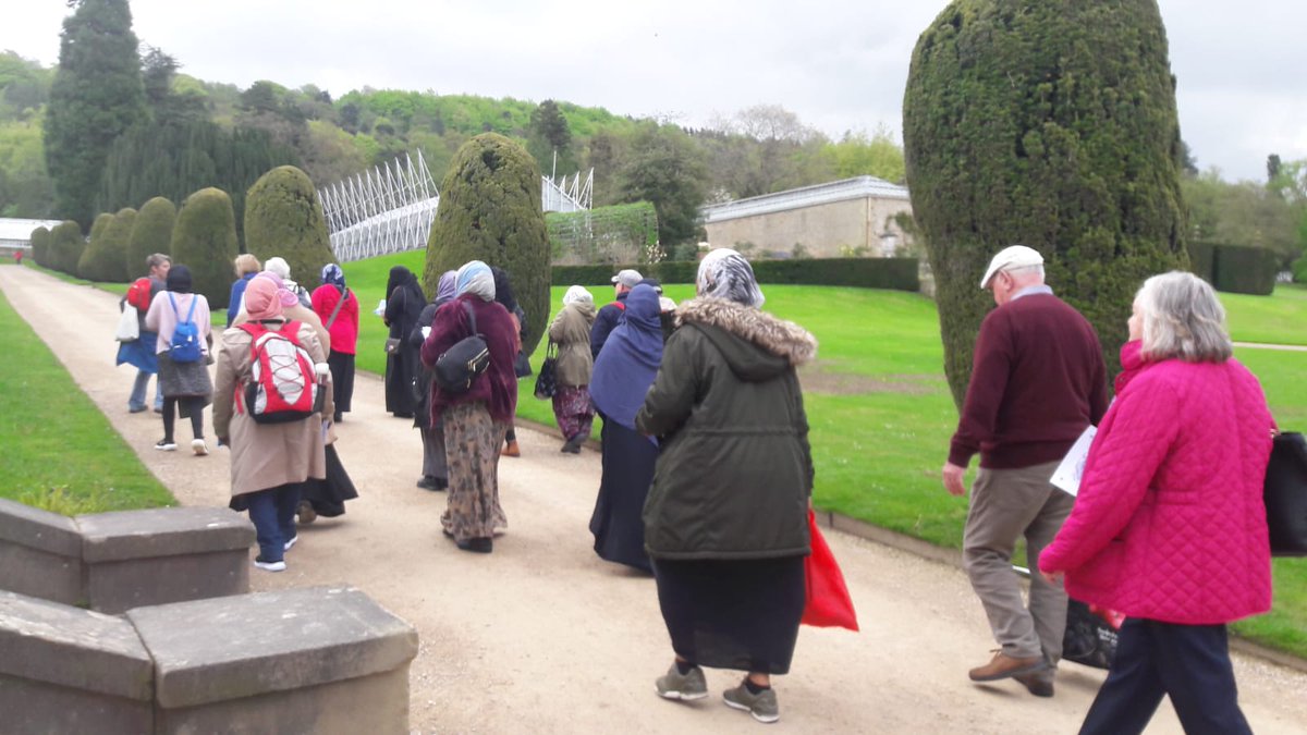 DarnallWB's tweet photo. Amazing work by Saada (one of our Health and Wellbeing Workers) and two of our volunteers, taking 25 local people to Chatsworth Cottage Garden today as part of our #GreenSocialPrescribing programme. It's really helped with feelings of isolation, stress and low mood. 💚 https://t.co/nVIdooCHtv