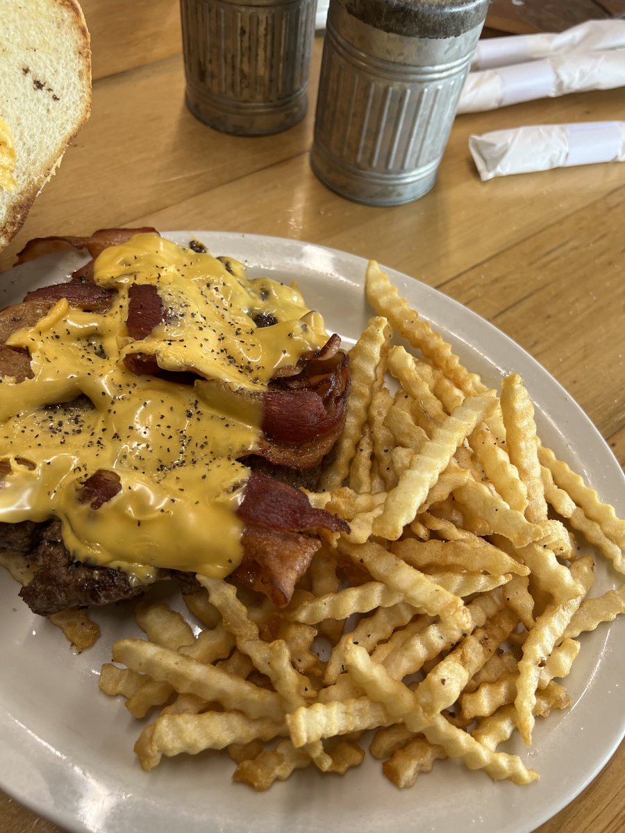 Best burger in my opinion is in Craig, Missouri.  Paula’s Cafe’. It has to be 3/4 pound. Also fresh tenderloins bigger than the plate.  ⁦<a href="/ChipFlory/">Chip Flory</a>⁩ ⁦<a href="/agritalk/">AgriTalk Radio</a>⁩ P. S. Done planting here.  Walleye opener is this weekend in Minnesota…fish on!!
