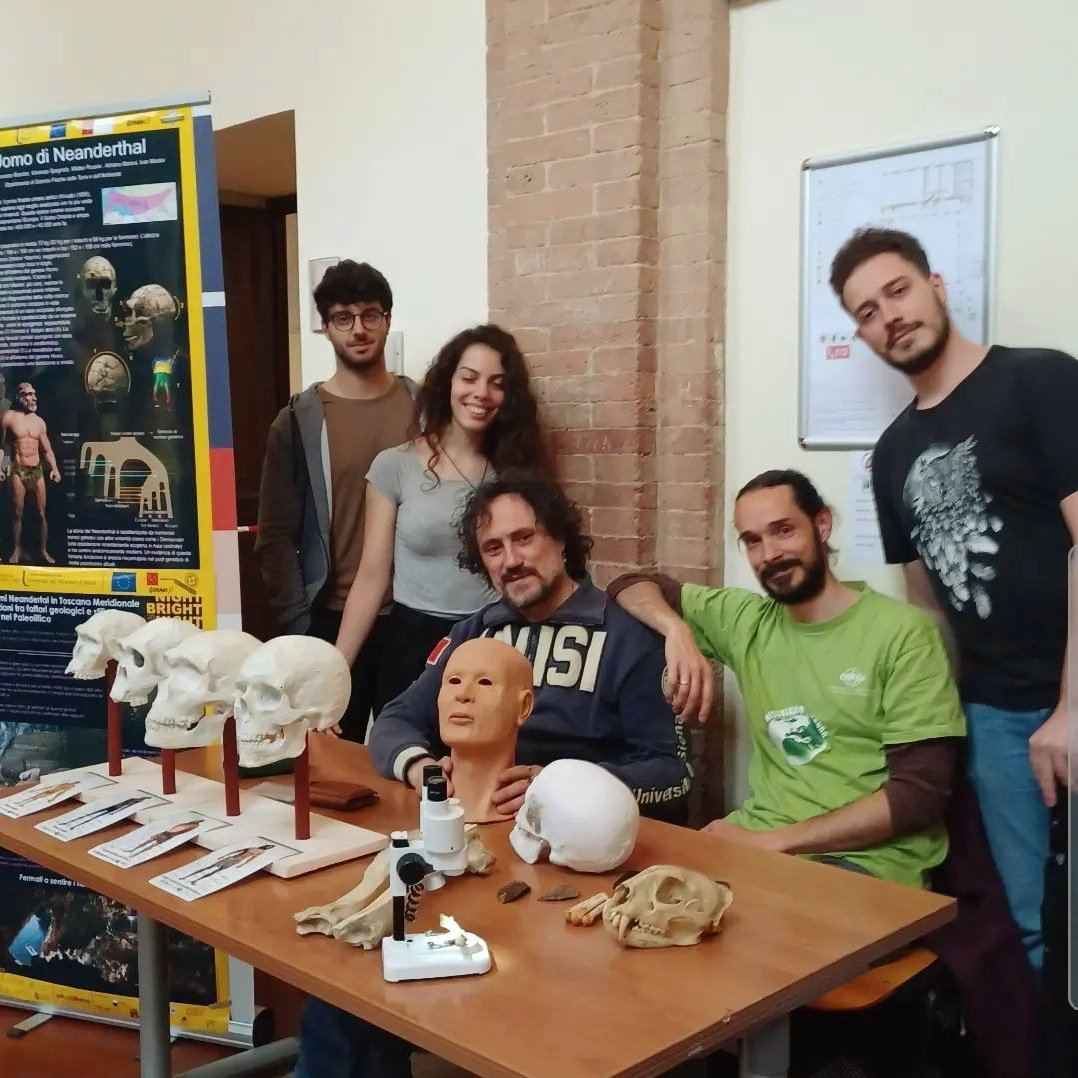 URPA_unisi's tweet photo. #OpenDay of #DSFTA @unisiena with Dr. 𝗦𝘁𝗲𝗳𝗮𝗻𝗼 𝗥𝗶𝗰𝗰𝗶, Prof. 𝗙𝗿𝗮𝗻𝗰𝗲𝘀𝗰𝗼 𝗕𝗼𝘀𝗰𝗵𝗶𝗻 and #SAeN students! 🌿💀 Check the information on all our courses: https://t.co/jC2KQMq8bO https://t.co/w5Ll5zCLOu