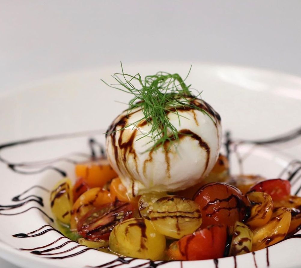 lifestyleyyc's tweet photo. Fresh tomatoes, house made pesto, and mozzarella cheese will leave you craving this summertime favourite! Ask your @lovepulcinella server for availability on their delicious caprese salad. 🥗 #lovepulcinella
#yyc #yycfood #yycitalian #yycmarket #supportlocalyyc #italianmarket https://t.co/yEJkfpnWKL