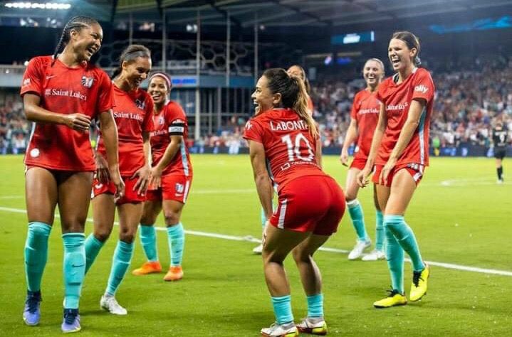 EstPesos's tweet photo. THREAD : Le Football Féminin, l’histoire, les meilleures actions et les plus beaux buts. https://t.co/4L8zupPrqk
