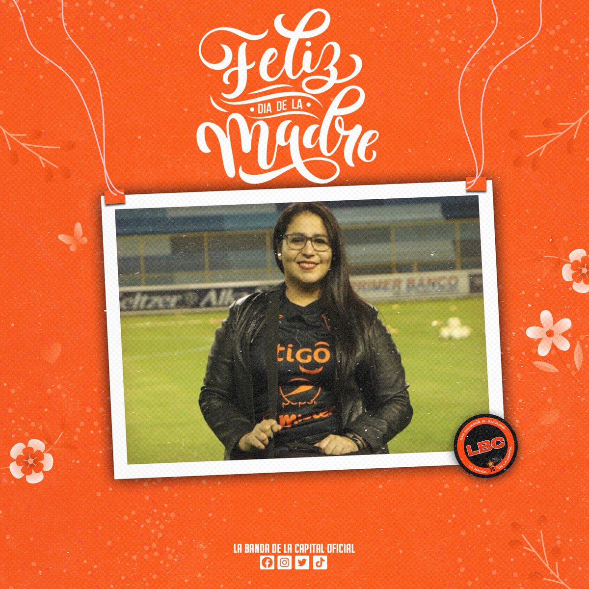 LABANDA_CAPITAL's tweet photo. El único amor mayor que el amor al naraja y negro es el amor de Madre, en este día especial reconocemos esa hermosa entrega de las madres aguiluchas, aquellas guerreras que ponen el aguante y heredan el amor hacia estos colores.
#LHMP
#LaBandaDeLaCapital https://t.co/QWCTUKFhiC