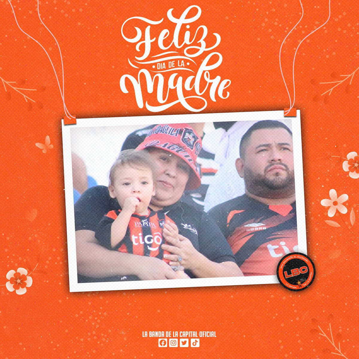 LABANDA_CAPITAL's tweet photo. El único amor mayor que el amor al naraja y negro es el amor de Madre, en este día especial reconocemos esa hermosa entrega de las madres aguiluchas, aquellas guerreras que ponen el aguante y heredan el amor hacia estos colores.
#LHMP
#LaBandaDeLaCapital https://t.co/QWCTUKFhiC